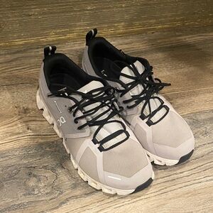 Onclouds size 6 woman's